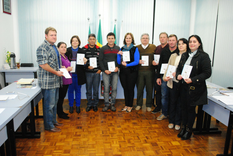O Plano Municipal de Educação (2015-2024) é entregue aos vereadores